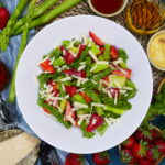 Spargelsalat mit Erdbeeren und Rucola
