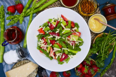 Spargelsalat mit Erdbeeren und Rucola