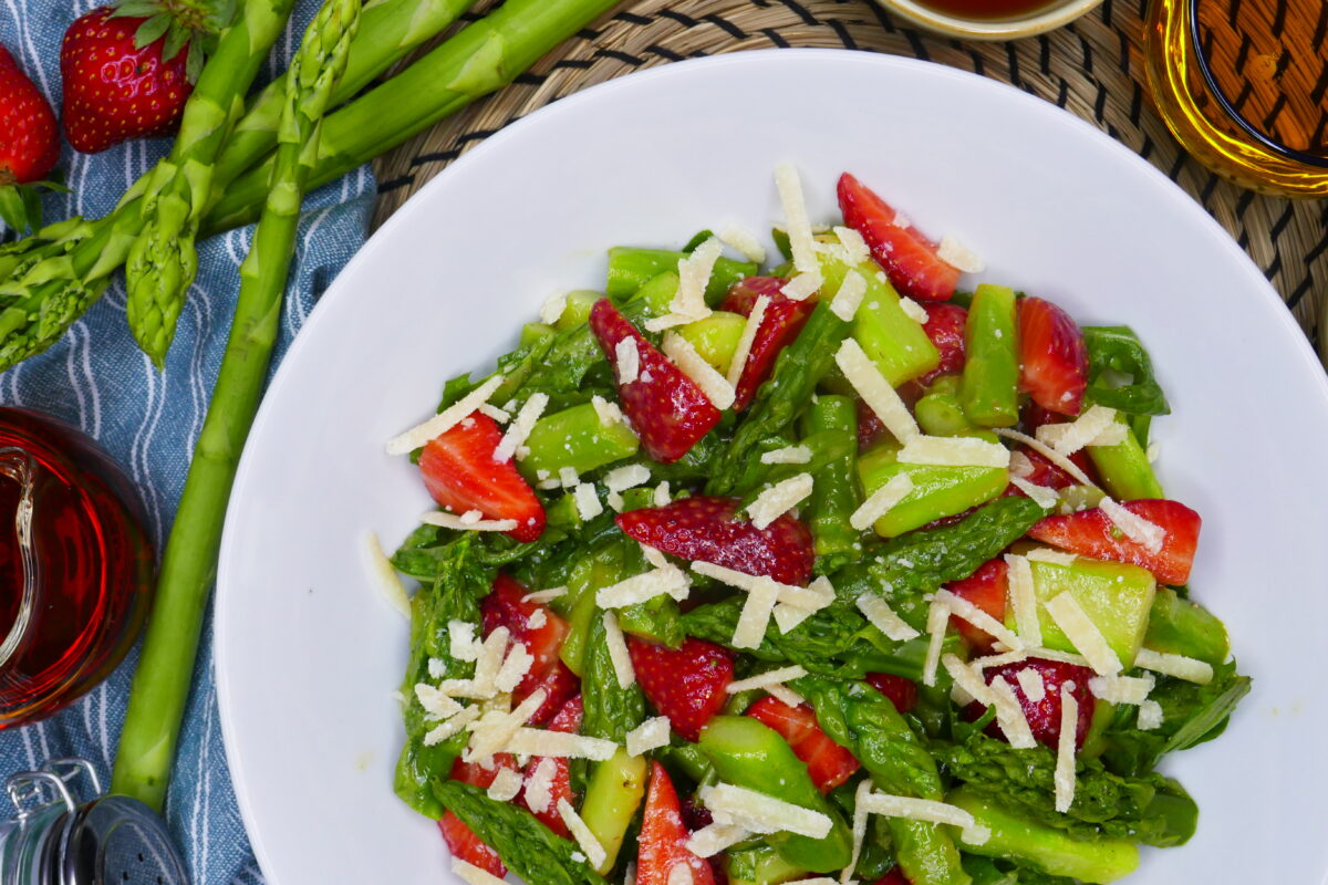 Spargelsalat mit Erdbeeren und Rucola