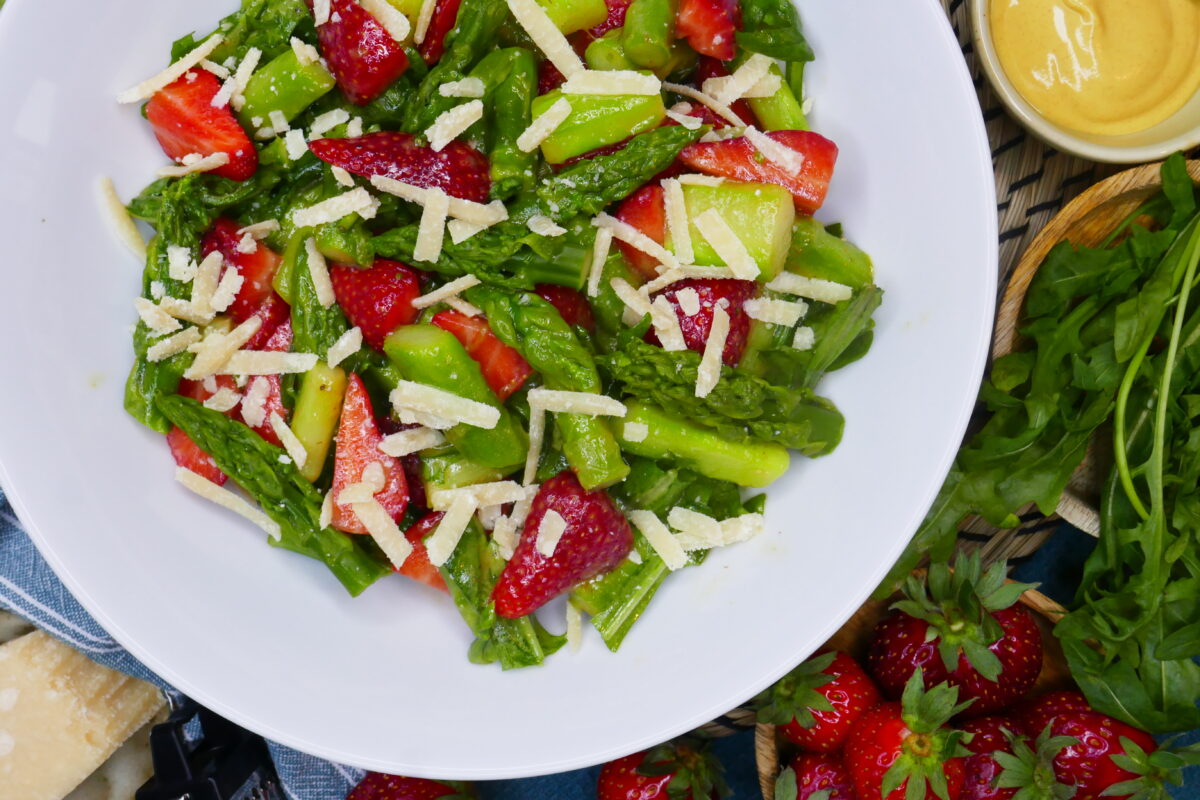 Spargelsalat mit Erdbeeren und Rucola