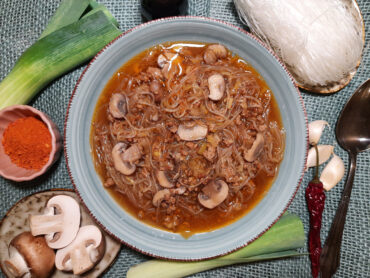Asiatische Rindssuppe mit Lauch und Champignon