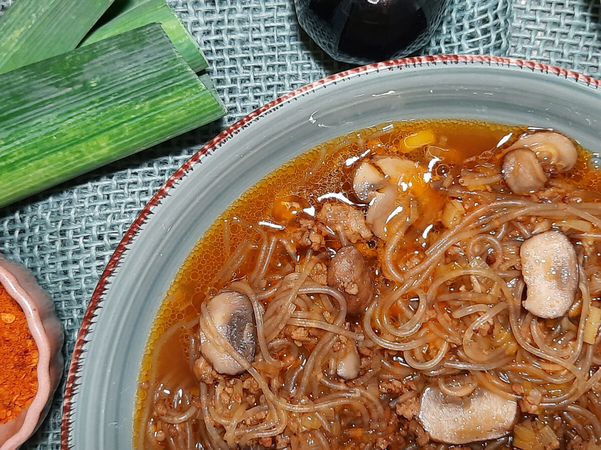 Asiatische Rindssuppe mit Lauch und Champignon