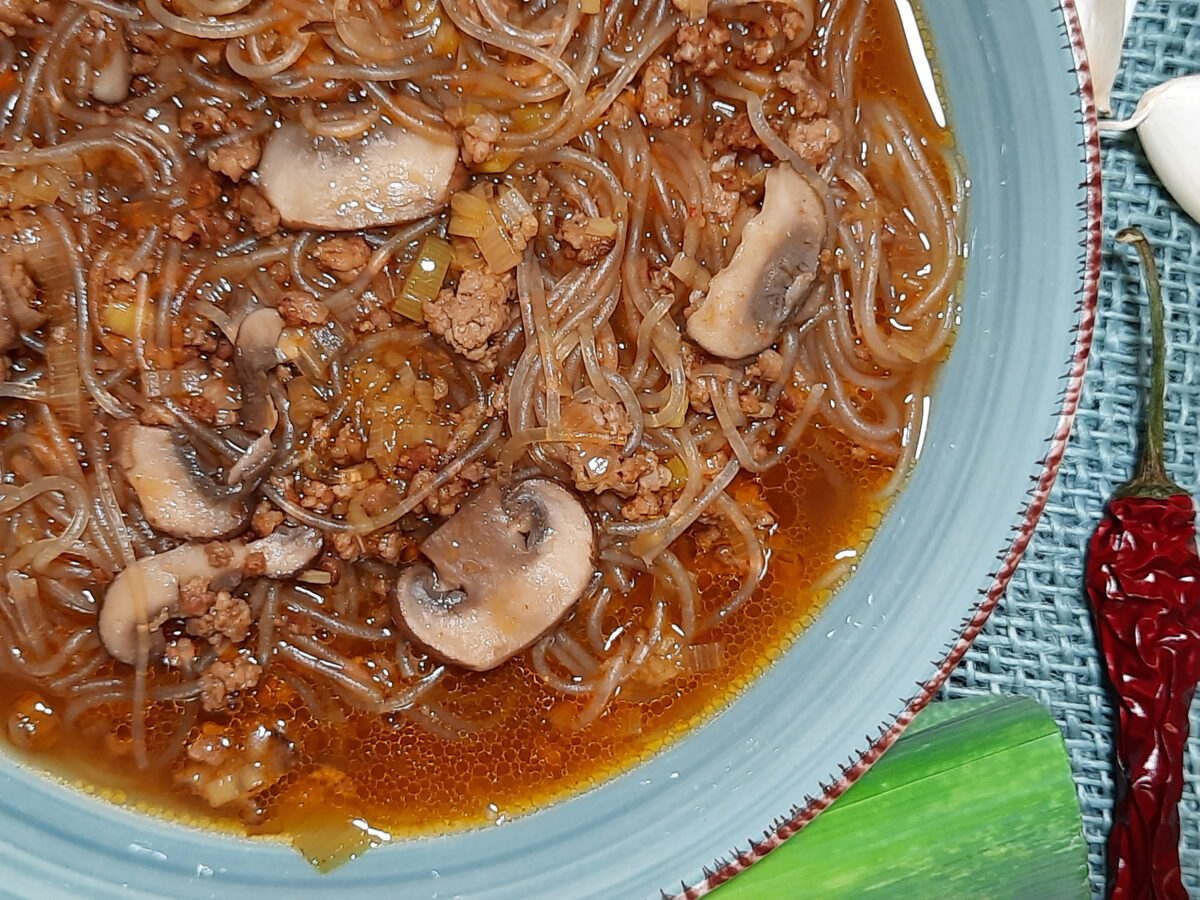Asiatische Rindssuppe mit Lauch und Champignon