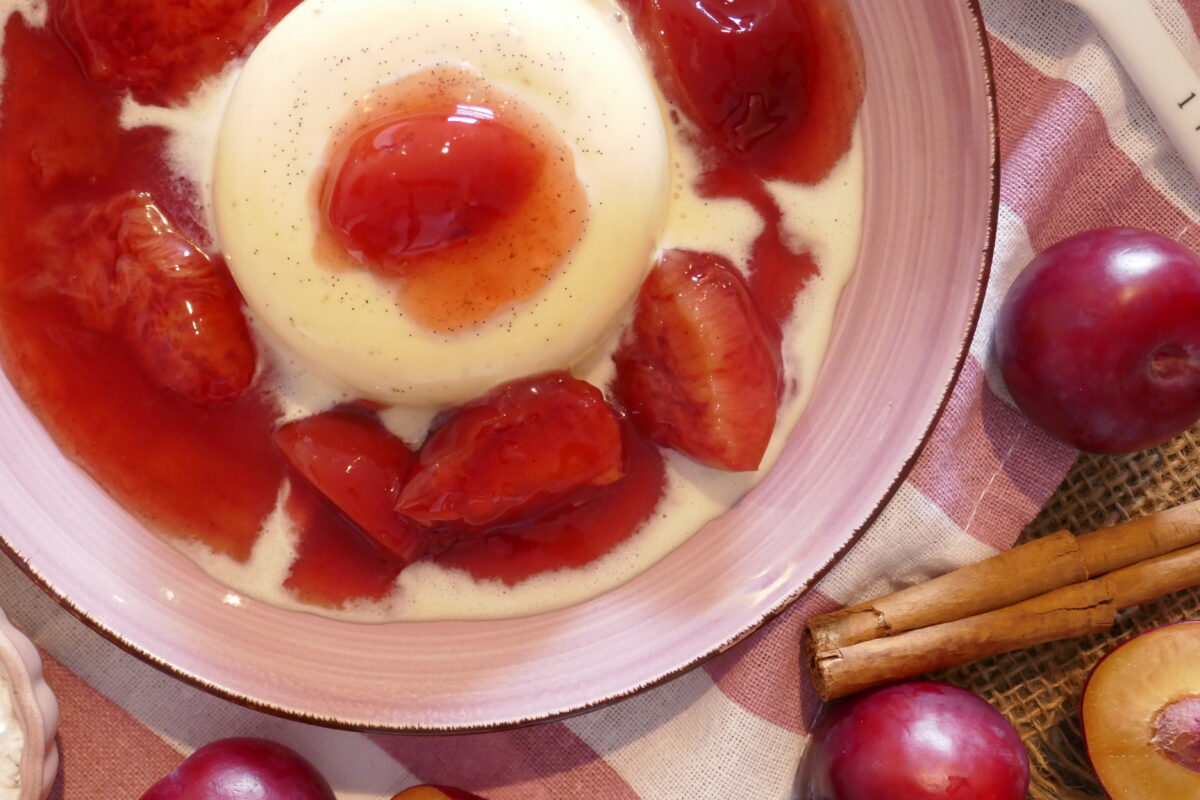 Bayerische Creme mit Pflaumenkompott
