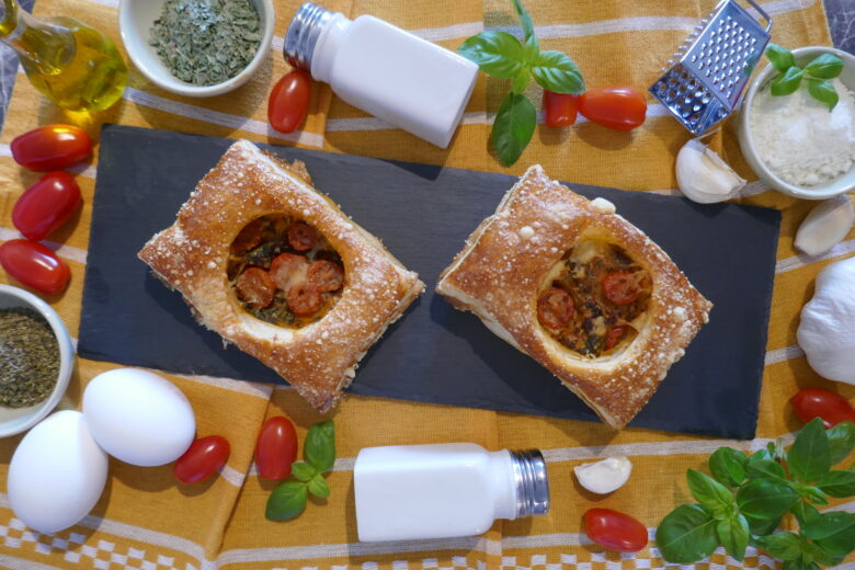 Blätterteig mit Tomaten und Basilikum