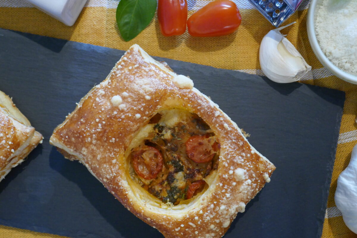 Blätterteig mit Tomaten und Basilikum