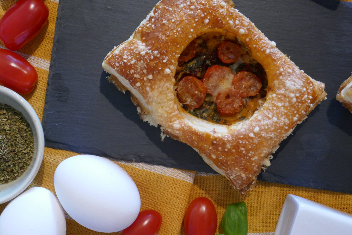 Blätterteig mit Tomaten und Basilikum
