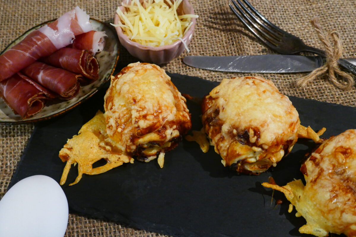 Blätterteigrollen mit Speck und Käse