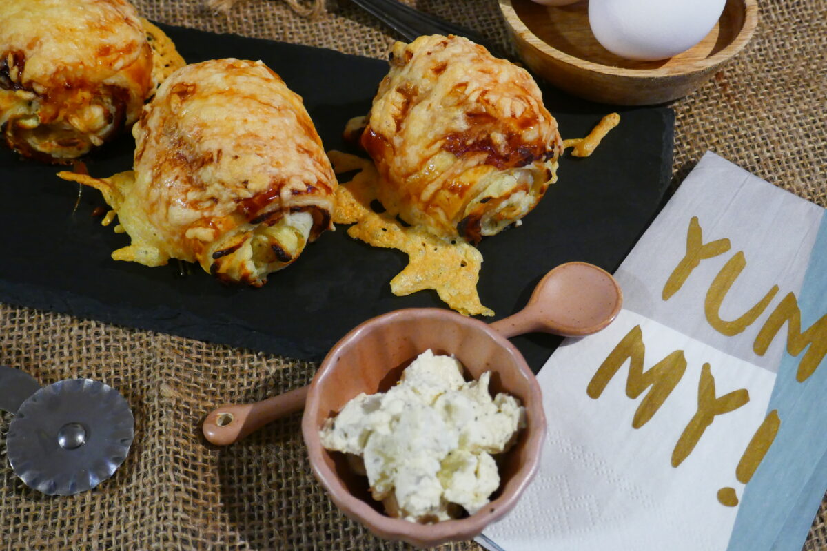 Blätterteigrollen mit Speck und Käse