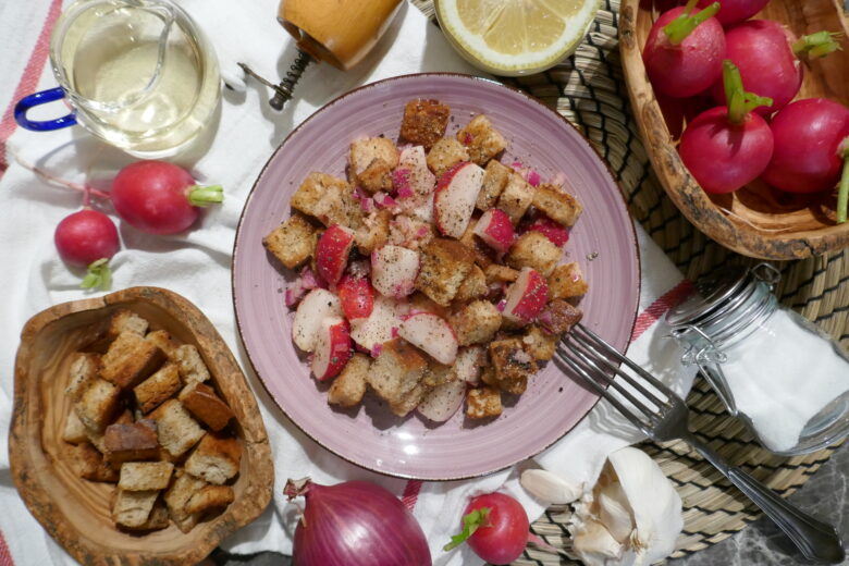 Rustikaler Radieschen-Brot-Salat