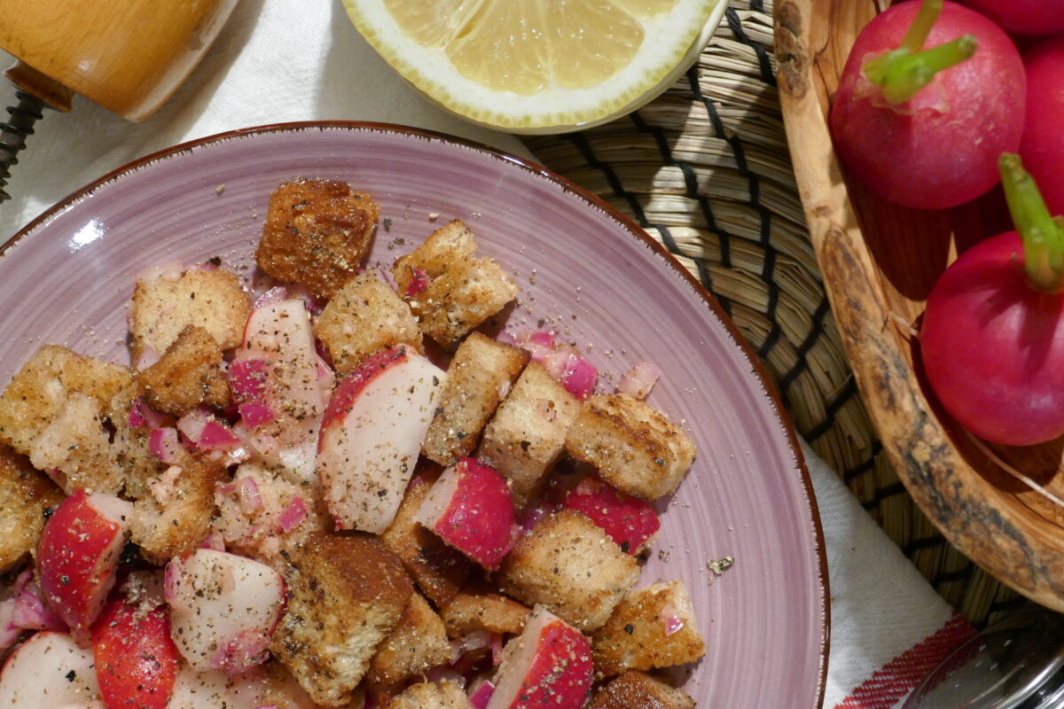 Rustikaler Radieschen-Brot-Salat