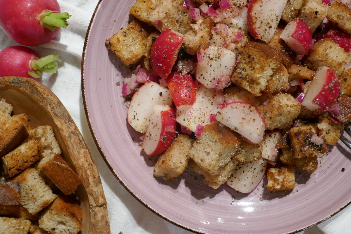 Rustikaler Radieschen-Brot-Salat