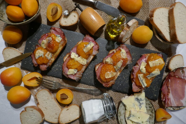 Bruscetta mit gegrillten Aprikosen und Schinken