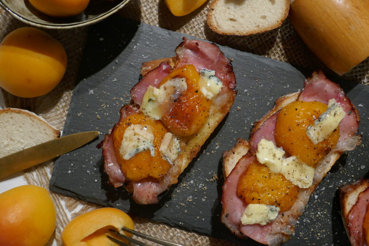 Bruscetta mit gegrillten Aprikosen und Schinken