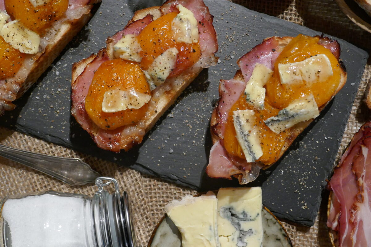 Bruscetta mit gegrillten Aprikosen und Schinken
