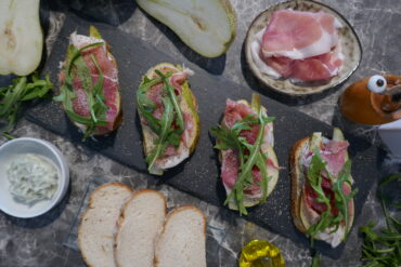 Crostini mit Gorgonzola, Birne und Schinken