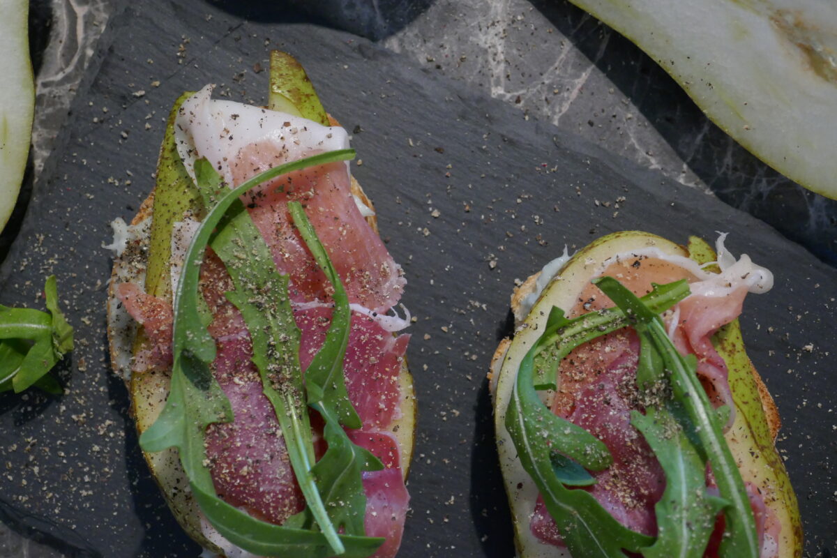 Crostini mit Gorgonzola, Birne und Schinken