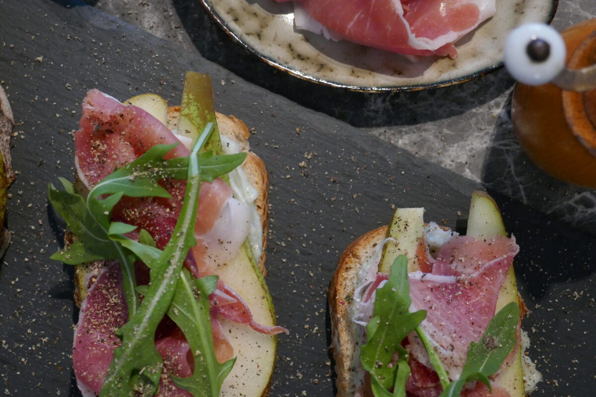 Crostini mit Gorgonzola, Birne und Schinken