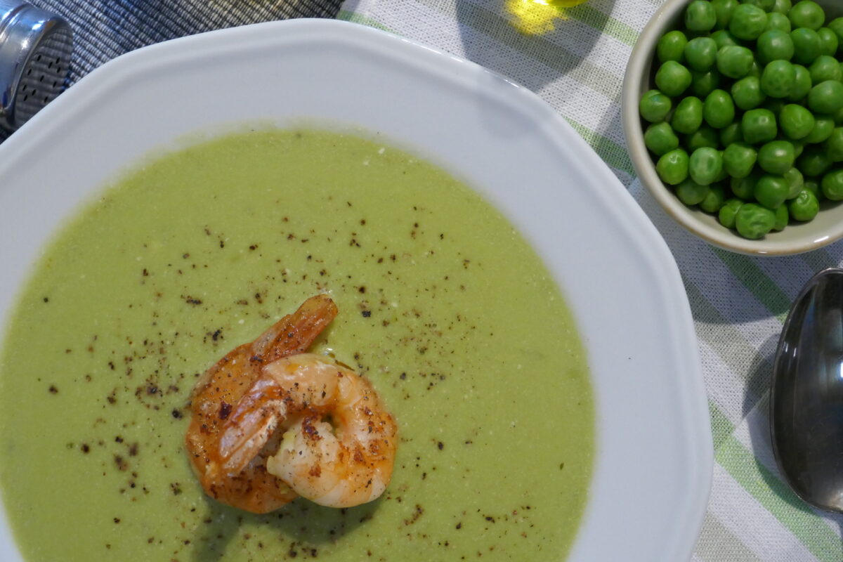 Erbsencreme-Suppe mit Riesengarnelen
