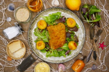 Kabeljaufilet Bordelaise auf Salatbett