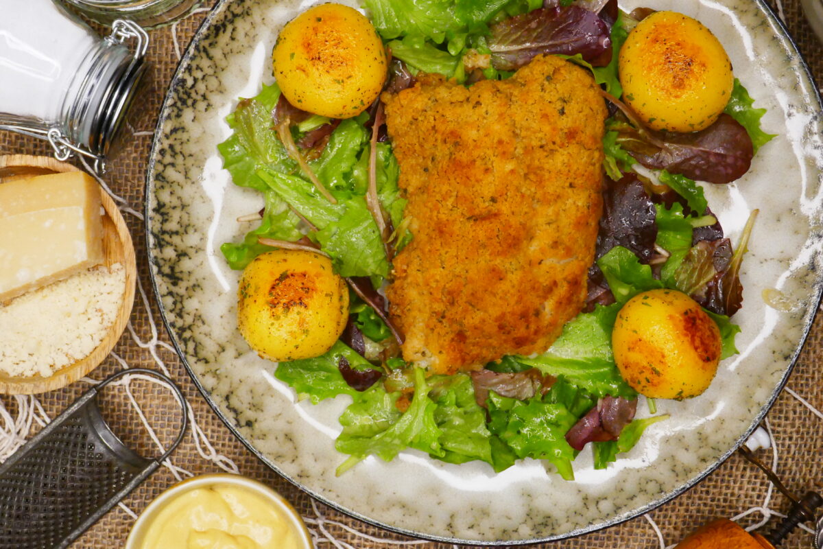 Kabeljaufilet Bordelaise auf Salatbett