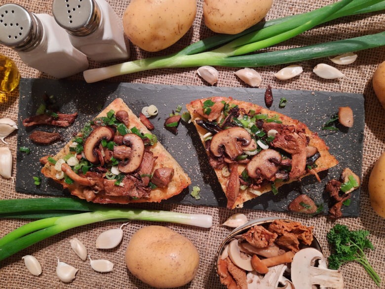 Kartoffelrösti-Pizza mit frischen Pilzen