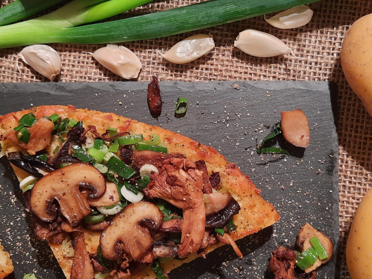 Kartoffelrösti-Pizza mit frischen Pilzen