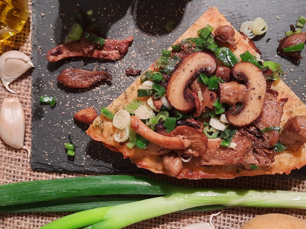 Kartoffelrösti-Pizza mit frischen Pilzen