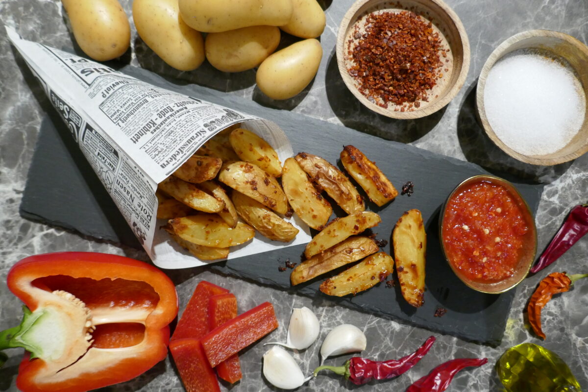 Knoblauch-Peperoni-Wedges mit Chili-Dip