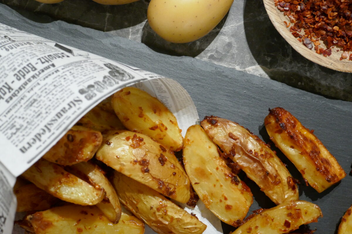 Knoblauch-Peperoni-Wedges mit Chili-Dip