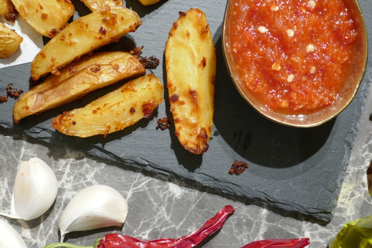 Knoblauch-Peperoni-Wedges mit Chili-Dip