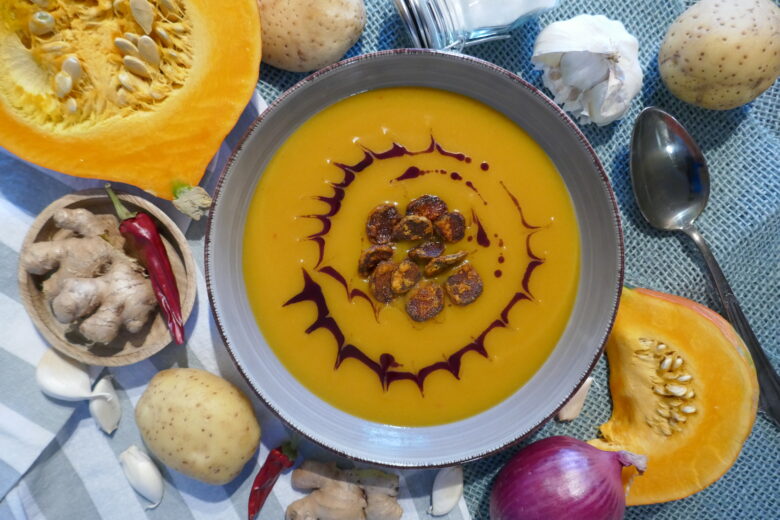 Kürbis-Kartoffelcreme-Suppe mit Ingwerchips