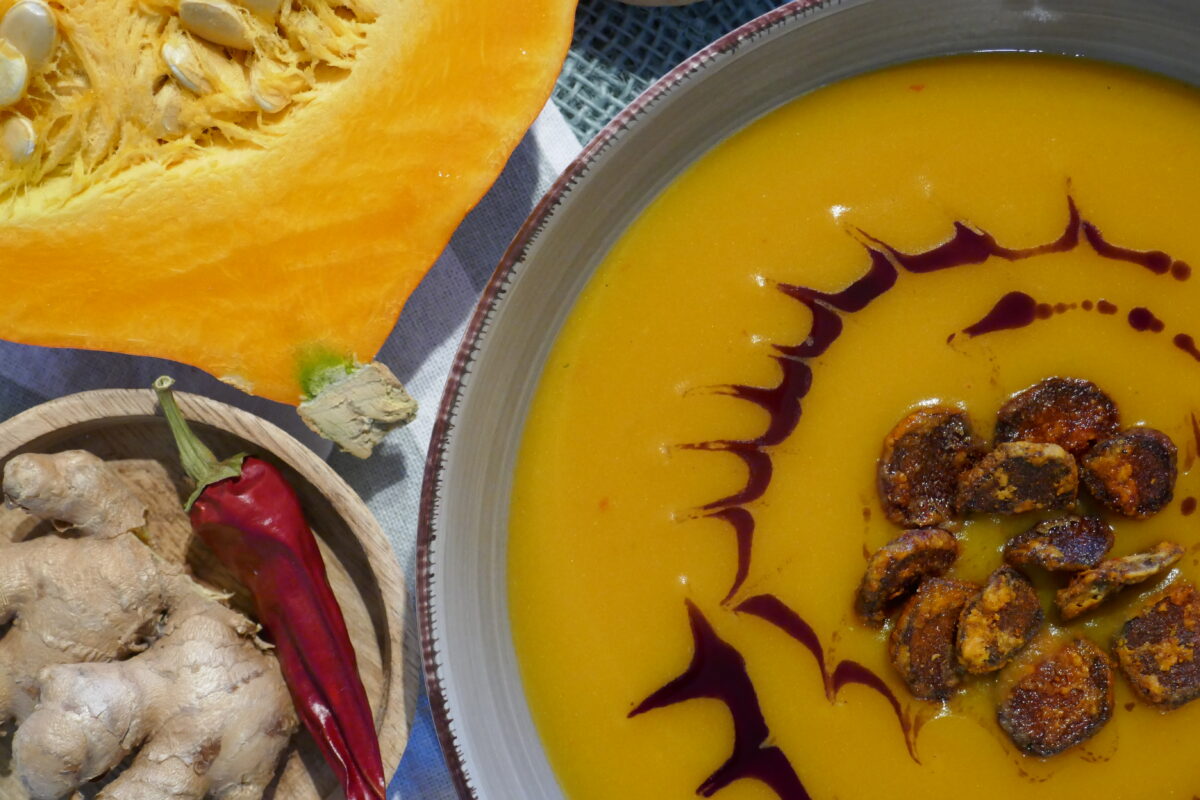 Kürbis-Kartoffelcreme-Suppe mit Ingwerchips