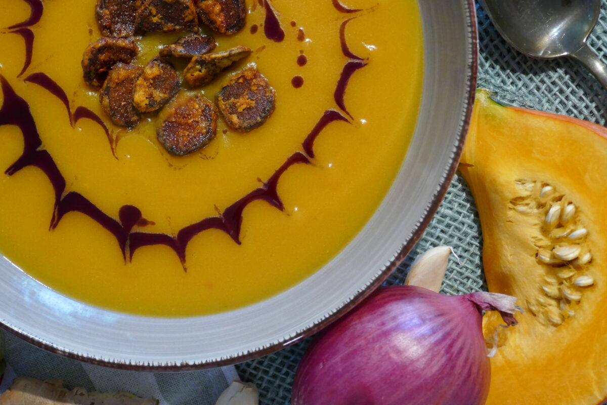 Kürbis-Kartoffelcreme-Suppe mit Ingwerchips