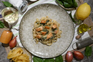 Bandnudeln mit Lachs und Spinat