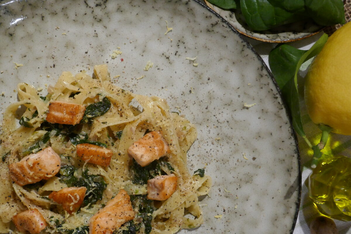 Bandnudeln mit Lachs und Spinat