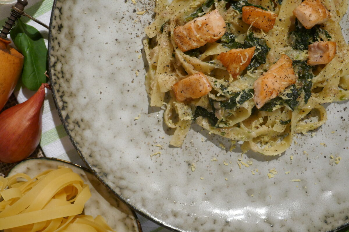Bandnudeln mit Lachs und Spinat