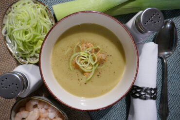 Lauchcreme-Suppe mit Garnelen