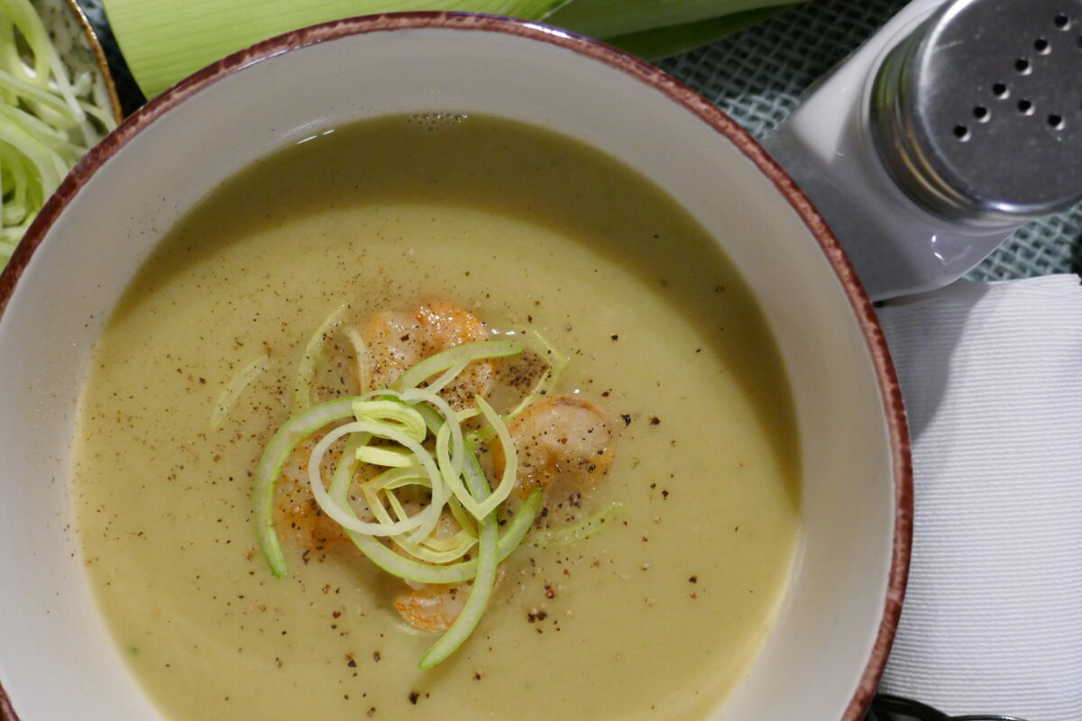 Lauchcreme-Suppe mit Garnelen