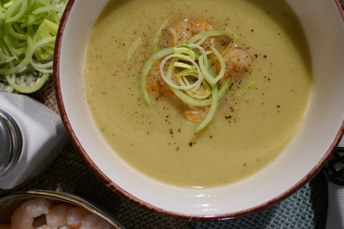Lauchcreme-Suppe mit Garnelen