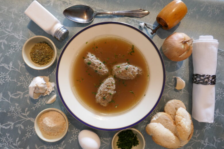 Kräftige Lebernockerl-Suppe