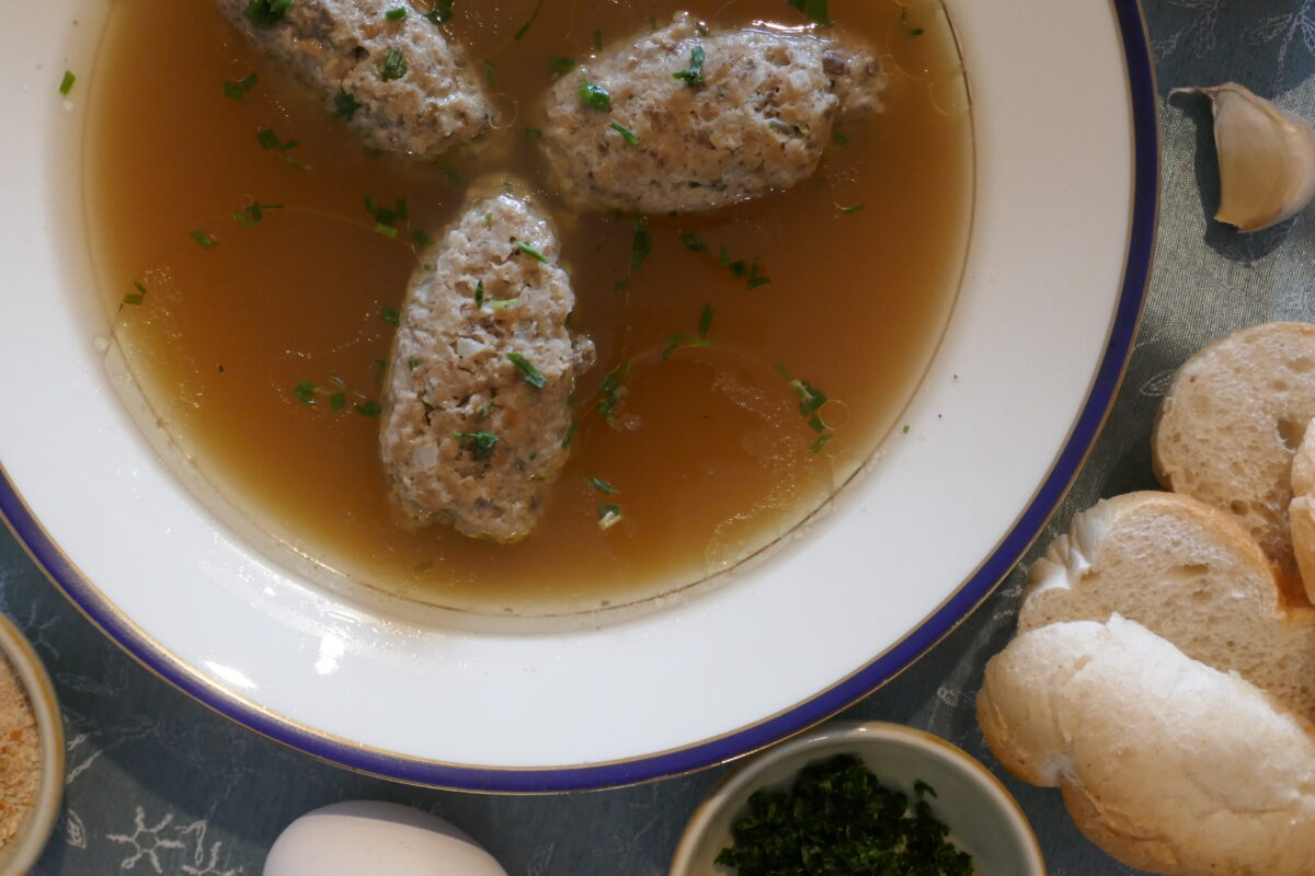 Kräftige Lebernockerl-Suppe