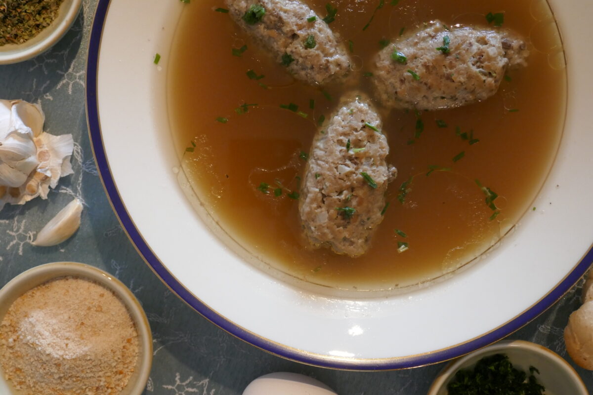 Kräftige Lebernockerl-Suppe