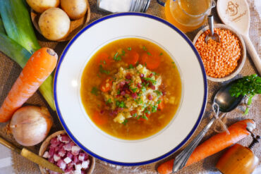 Rote Linsensuppe mit Gemüse und Speck