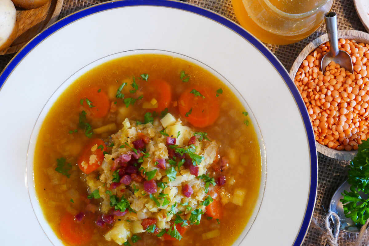 Rote Linsensuppe mit Gemüse und Speck