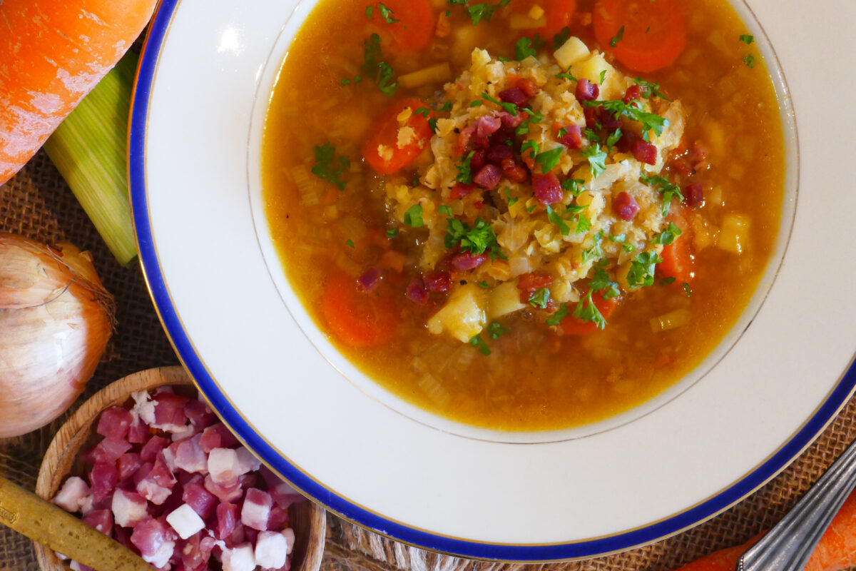 Rote Linsensuppe mit Gemüse und Speck