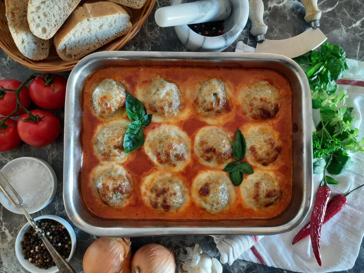 Überbackene Mozzarella-Hackbällchen in Tomaten-Sahne-Soße