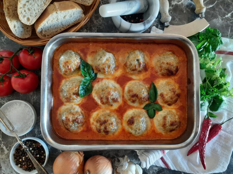 Überbackene Mozzarella-Hackbällchen in Tomaten-Sahne-Soße