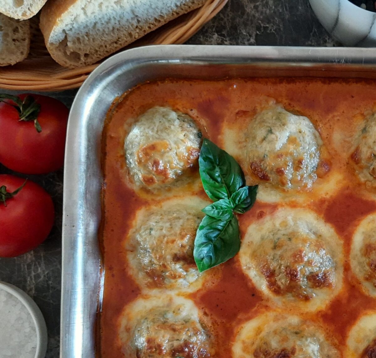 Überbackene Mozzarella-Hackbällchen in Tomaten-Sahne-Soße