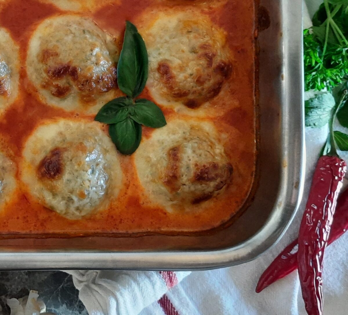 Überbackene Mozzarella-Hackbällchen in Tomaten-Sahne-Soße